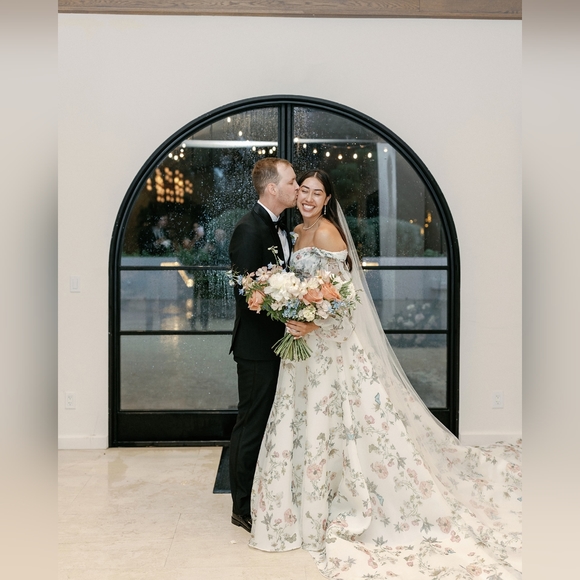 Monique Lhuillier Wedding Dress - Picture 11 of 16